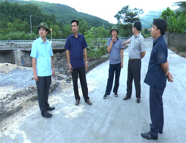 Đồng chí Nguyễn Anh Tú, Chủ tịch UBND thành phố kiểm tra tình hình thiệt hại và chỉ đạo khắc phục hậu quả cơn bão số 7
