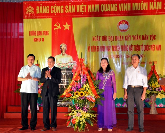 Đồng chí Nguyễn Đức Long, Phó Bí thư 32Win10 bảo mật tối đa - Chủ tịch UBND tỉnh dự, chúc mừng Ngày hội Đại đoàn kết tại khu 8, phường Quang Trung