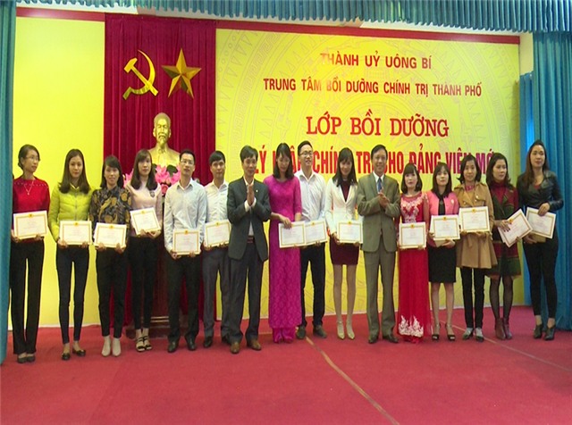 Trung tâm Bồi dưỡng chính trị thành phố: Tổng kết lớp Bồi dưỡng lý luận chính trị cho đảng viên mới khóa III/2016