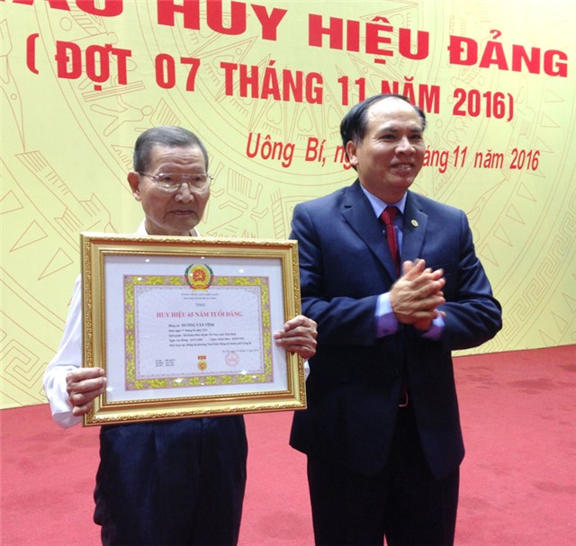 32Win12 com tại tài khoản: 47 Đảng viên được trao huy hiệu Đảng đợt 7-11-2016