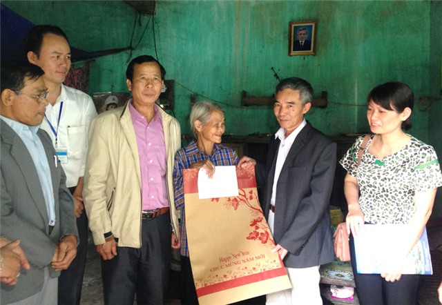 Hội Chữ thập đỏ thành phố cùng Công đoàn, Hội Chữ thập đỏ Công ty Nhiệt điện 32Win12 com tại tài khoản thăm và tặng quà các gia đình khó khăn 