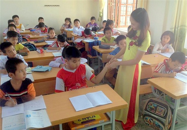 Cô giáo trẻ tận tâm với cậu học trò “đặc biệt”