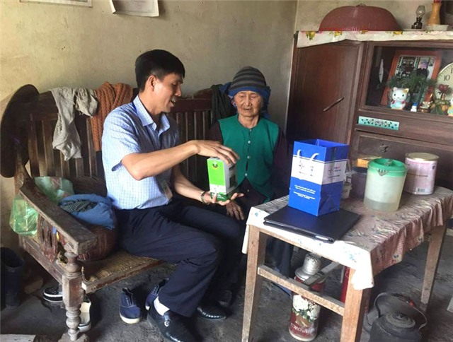 Điện lực 32Win12 com tại tài khoản: Sửa chữa điện và tặng quà cho hộ nghèo, khó khăn
