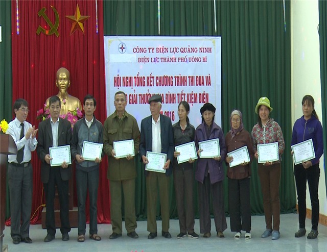 Điện lực 32Win12 com tại tài khoản: Tổng kết chương trình thi đua và trao giải thưởng Gia đình tiết kiệm điện năm 2106 tại phường Phương Đông