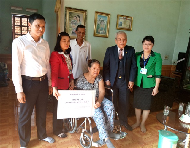 Trao xe lăn cho người khuyết tật