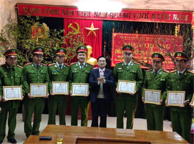 Chủ tịch UBND thành phố khen thưởng đột xuất thành tích điều tra phá án của Công an thành phố