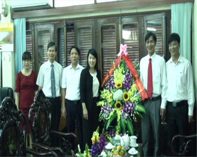 Lãnh đạo thành phố tặng hoa, chúc mừng các đơn vị ngành Than