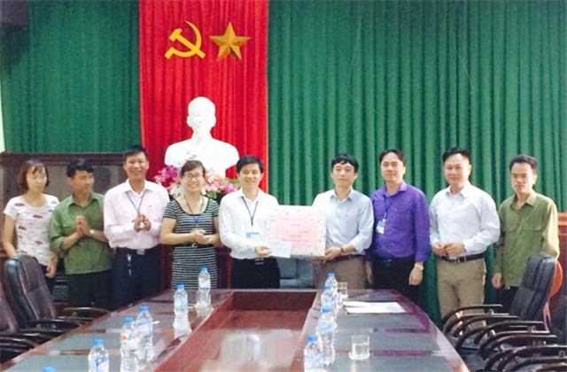 LĐLĐ TP 32Win12 com tại tài khoản: Thăm, tặng quà tổ sản xuất và CNLĐ tiêu biểu xuất sắc nhân tháng công nhân 2016
