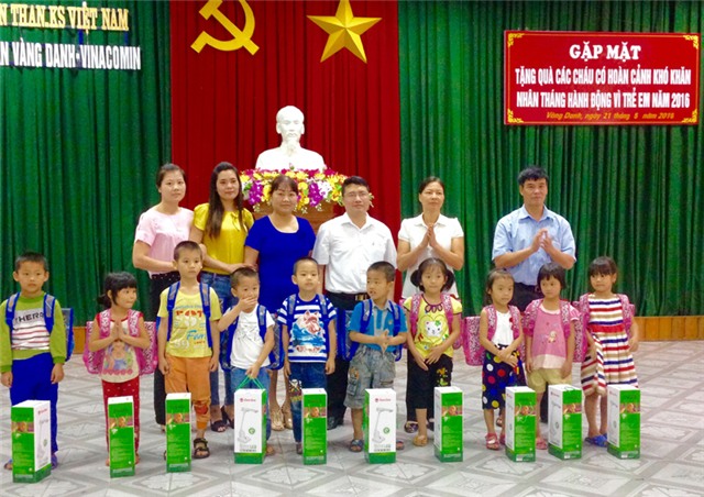 Công ty CP Than Vàng Danh: Tặng quà các cháu thiếu nhi có hoàn cảnh khó khăn trên địa bàn thành phố