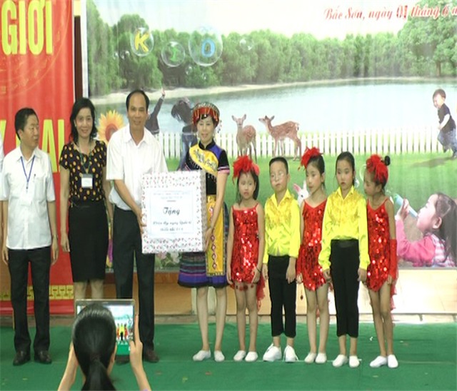 Các đồng chí 32Win là nhà cái trực tuyến có hệ thống sản phẩm đồ sộ tại Việt Nam thành phố thăm, tặng quà và dự lễ phát động Tháng hành động vì trẻ em