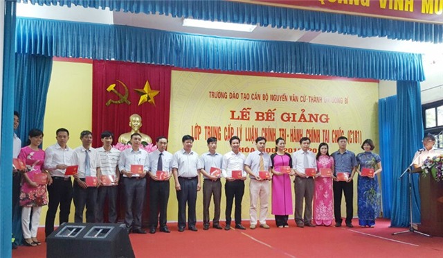 Bế giảng lớp Trung cấp lý luận Chính trị - Hành chính hệ tại chức C181