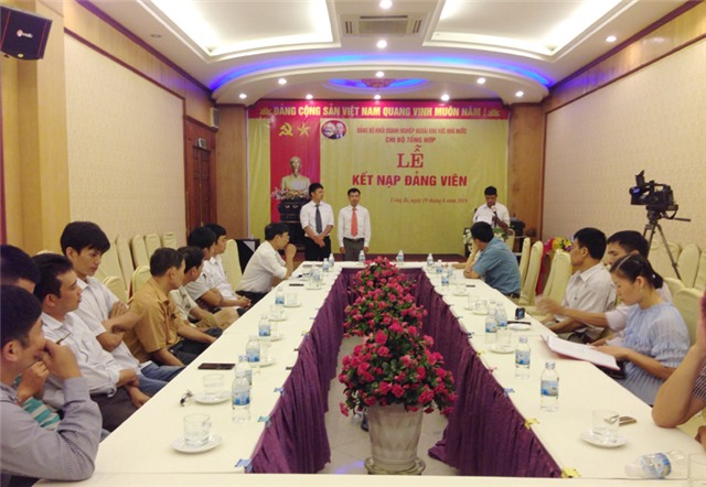 Chi bộ Tổng hợp - 32Win là nhà cái giải trí, cá cược trực tuyến uy tín số 1 Việt Nam khối 32Win03 nổ hũ ngoài Nhà nước  kết nạp đảng viên mới
