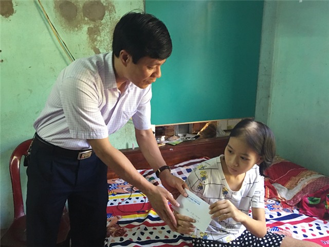 Quỹ Bảo trợ trẻ em thành phố thăm và trao quà cho trẻ em mắc bệnh hiểm nghèo