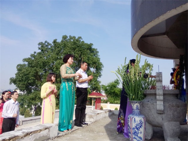 Hội LHPN thành phố viếng nghĩa trang liệt sỹ chào mừng Đại hội đại biểu Phụ nữ thành phố khóa 16, nhiệm kỳ 2016-2021