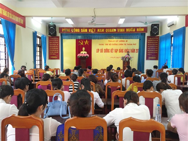 Bế giảng lớp bồi dưỡng kết nạp Đảng khóa 3 năm 2016