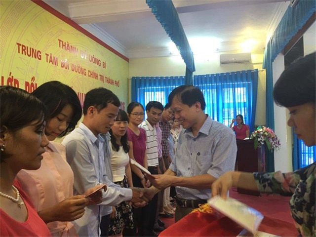 Bế giảng lớp bồi dưỡng kết nạp Đảng khóa 4 năm 2016