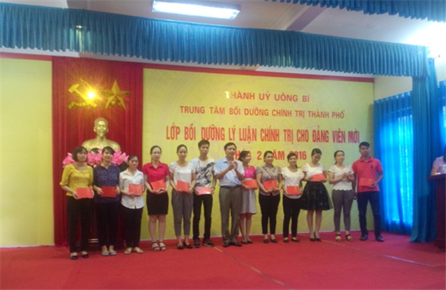Bế giảng lớp bồi dưỡng chính trị cho đảng viên mới khóa 2 năm 2016