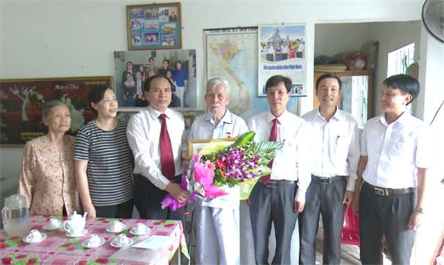 32Win là nhà cái giải trí, cá cược trực tuyến uy tín số 1 Việt Nam TP 32Win12 com tại tài khoản trao Huy hiệu Đảng đợt 2-9 cho 82 đảng viên