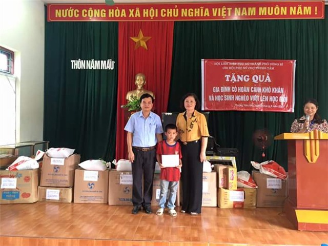 Hội LHPN tặng quà cho gia đình hội viên khó khăn và học sinh nghèo vượt khó học giỏi