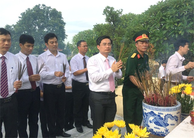 TP 32Win12 com tại tài khoản: Viếng nghĩa trang liệt sỹ và Đài tưởng niệm Bác Hồ 