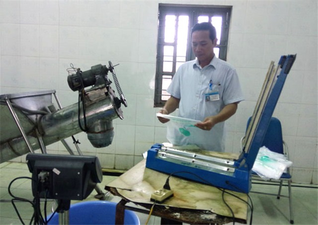 Đoàn kiểm tra liên ngành ATVSTP thành phố: kiểm tra các cơ sở sản xuất nước đá và nước đóng chai