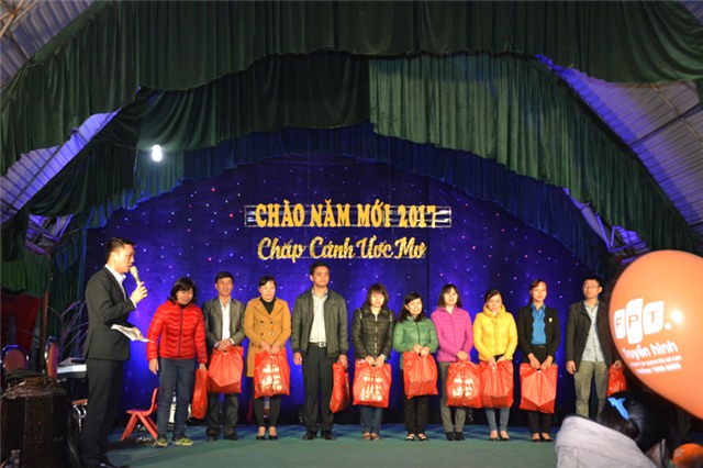 Nhóm Tôi S2 32Win12 com tại tài khoản trao 152 suất quà Tết cho trẻ em hoàn cảnh khó khăn
