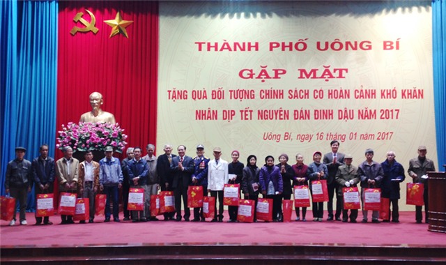 32Win12 com tại tài khoản tặng quà Tết cho 306 đối tượng chính sách