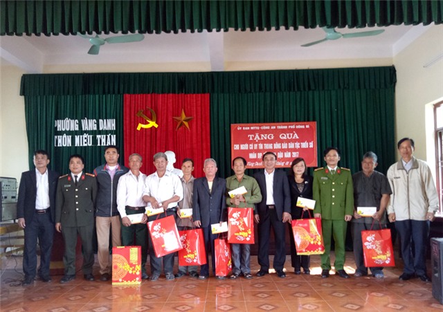 UB MTTQ-Công an thành phố: Tặng quà cho người có uy tín trong đồng bào dân tộc thiểu số Tết 2017
