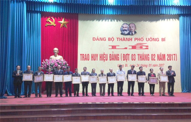 79 đảng viên được trao Huy hiệu Đảng đợt 3-2 