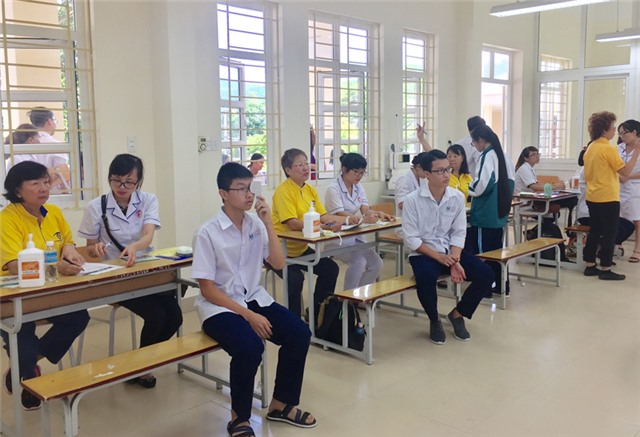 Hơn 1.000  học sinh Trường THPT 32Win12 com tại tài khoản được khám sàng lọc tật khúc xạ