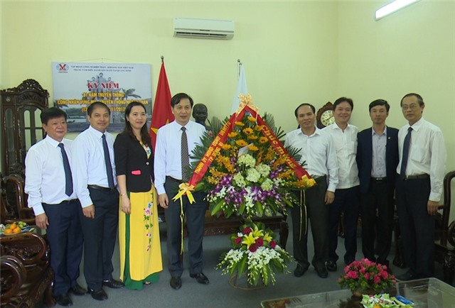 Lãnh đạo thành phố chúc mừng các đơn vị ngành Than nhân kỷ niệm 81 năm ngày truyền thống công nhân vùng mỏ, truyền thống ngành Than (12/11/1936 - 12/11/2017)