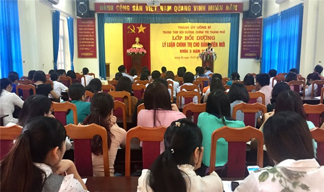 Khai giảng lớp bồi dưỡng lý luận chính trị cho đảng viên mới 