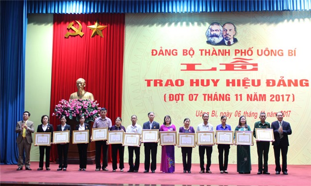 Link Nhà Cái 32win.com Chính Thức trao huy hiệu Đảng đợt 7-11 cho 64 đảng viên