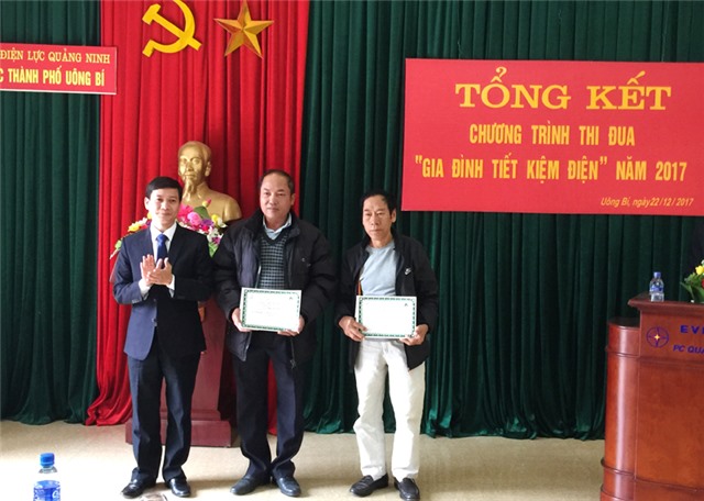 Điện lực 32Win12 com tại tài khoản khen thưởng 65 hộ đạt danh hiệu gia đình tiết kiệm điện 