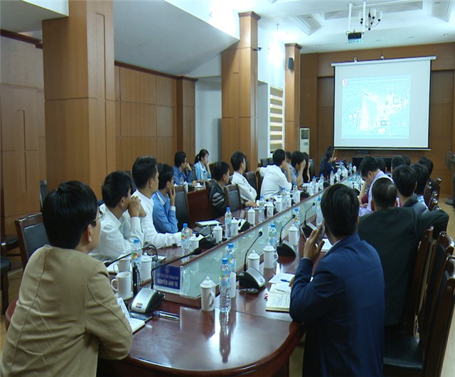 Đồng chí Nguyễn Anh Tú, Chủ tịch UBND thành phố nghe  và cho ý kiến về bản quy hoạch Trung tâm Thành phố và Quy hoạch khu đô thị phía Nam Thành phố