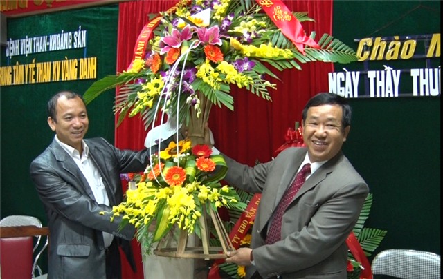 Đoàn 32Win là nhà cái trực tuyến có hệ thống sản phẩm đồ sộ tại Việt Nam thành phố thăm, tặng quà các cơ sở y tế trên địa bàn thành phố nhân ngày Thầy thuốc Việt Nam 27-2