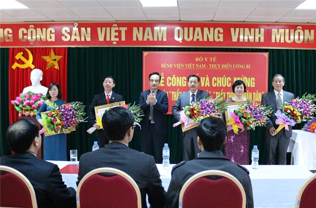 Trao tặng danh hiệu thầy thuốc ưu tú và chúc mừng thầy thuốc nhân dân
