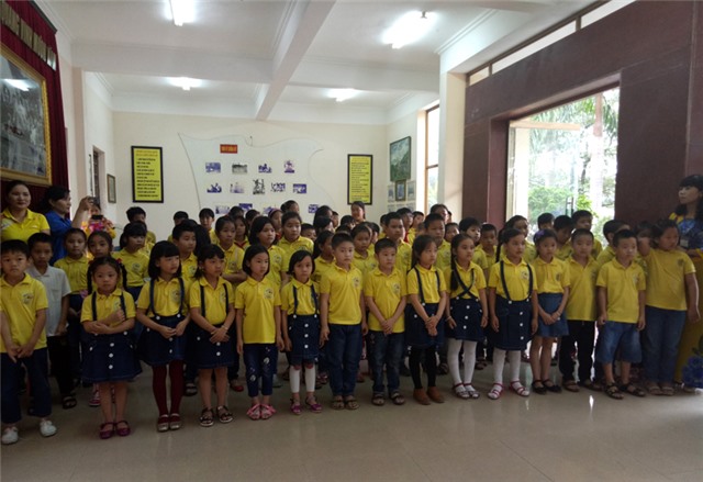 Trường tiểu học Trưng Vương: Tham quan nhà truyền thống thành phố