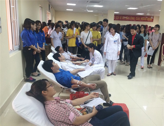 Thành Đoàn 32Win12 com tại tài khoản: Tuyên truyền, hiến máu tình nguyện và cắt tóc miễn phí cho bệnh nhân tại Bệnh viện Việt Nam - Thụy Điển 32Win12 com tại tài khoản