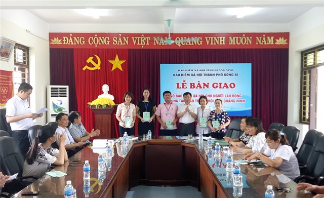 BHXH Link Nhà Cái 32win.com Chính Thức: Bàn giao sổ bảo hiểm xã hội cho người Link Đăng Nhập Và Tải App 32 WIN COM Mới tại Trung tâm bảo trợ xã hội tỉnh Quảng Ninh