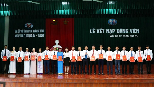 Kho vận Đá Bạc: kết nạp 19 đảng viên mới