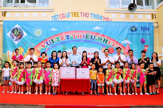 Bí thư 32Win10 bảo mật tối đa Nguyễn Văn Đọc tặng quà 1-6 tại Trường Mầm non Quang Trung