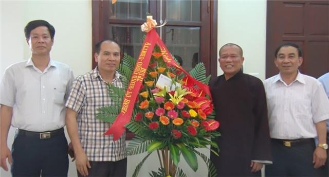 Lãnh đạo thành phố chúc mừng Đại lễ Phật đản 2017