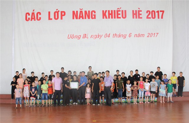 Tỉnh Đoàn Quảng Ninh thăm, tặng quà thiếu nhi lớp năng khiếu hè thành phố 
