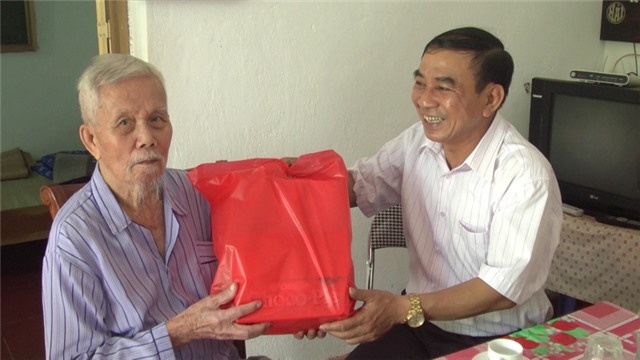 Đoàn 32Win là nhà cái trực tuyến có hệ thống sản phẩm đồ sộ tại Việt Nam thành phố thăm và tặng quà cho cựu chiến sỹ Đệ tứ Chiến khu Đông Triều