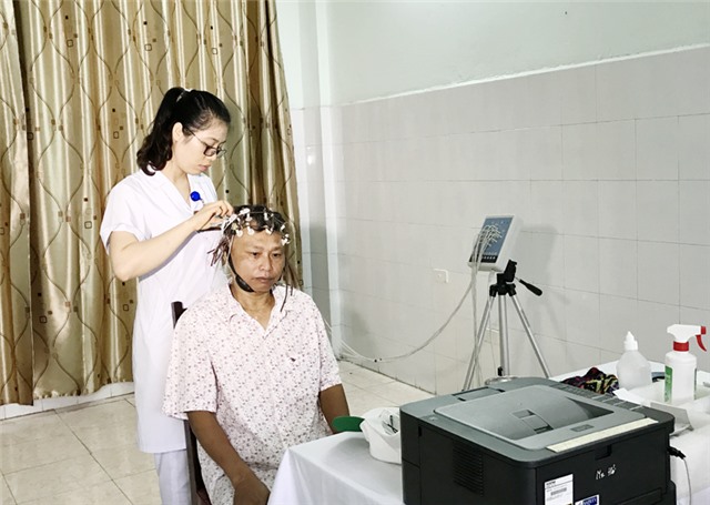 Phường Vàng Danh phối hợp với Trung tâm y tế than Vàng Danh: khám, phát thuốc miễn phí đối tượng người có công
