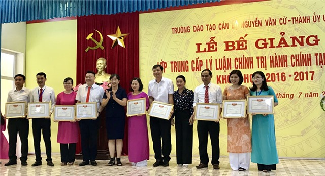 100% học viên lớp Trung cấp lý luận chính trị - Hành chính C199 được trao bằng tốt nghiệp