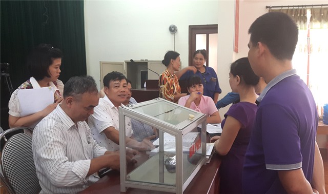 Tiểu thương Chợ Nam Khê bốc thăm các ô kinh doanh tại chợ mới