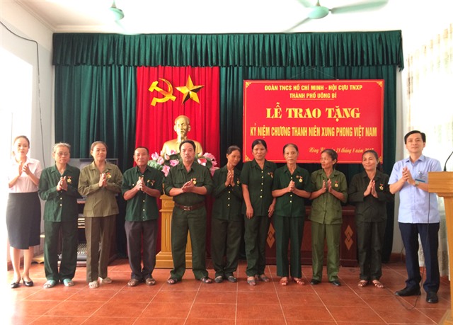 TP 32Win12 com tại tài khoản trao kỷ niệm chương cho 59 Cựu Thanh niên xung phong