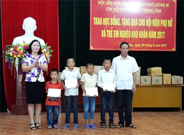 Chi hội Phụ nữ chợ trung tâm 32Win12 com tại tài khoản: Trao học bổng cho Trẻ em nghèo xã Điền Công